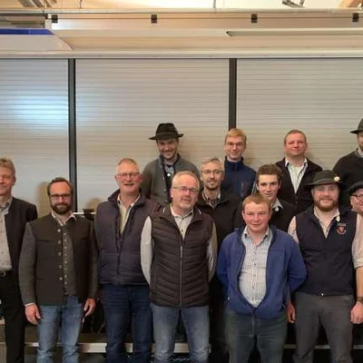 36728846-die-benediktbeurer-feuerwehr-buergermeister-anton-ortlieb-kreisbrandinspektor-wolfgang-stahl-kreisbrandmeister-benedikt-mattern-josef-aichbichler-45-2E70.jpg
